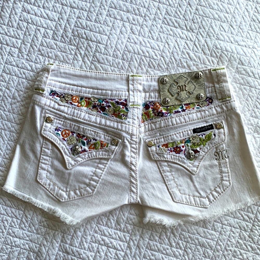🤍White Miss Me shorts - Size 25
